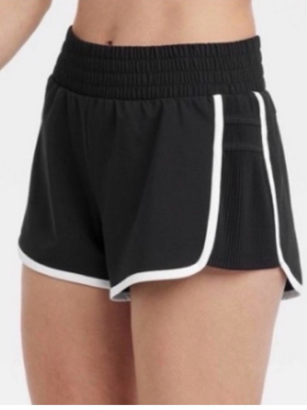 NWT All in Motion Woven Mid Rise Piped Dolphin Shorts (Black/White-XXL)